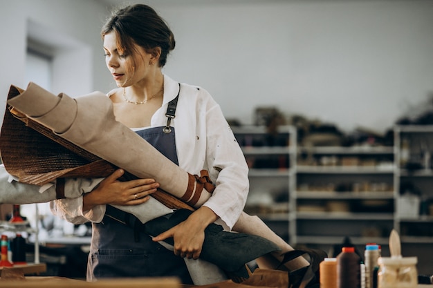 Foto gratuita sarto donna che lavora su tessuto in pelle