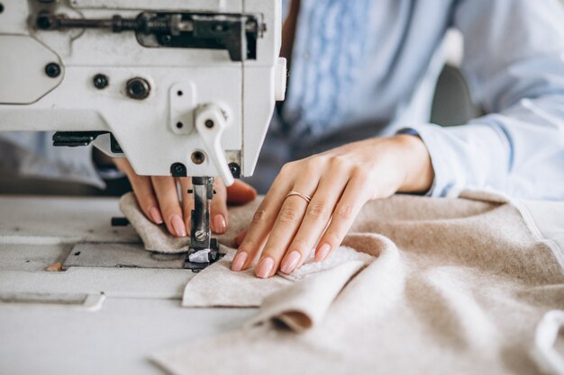 Женщина портной работает на швейной фабрике