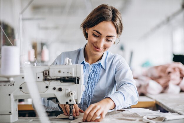 Женщина портной работает на швейной фабрике