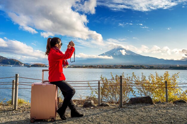 Женщина делает снимок в горах Фудзи. Осень в Японии. Концепция путешествия.