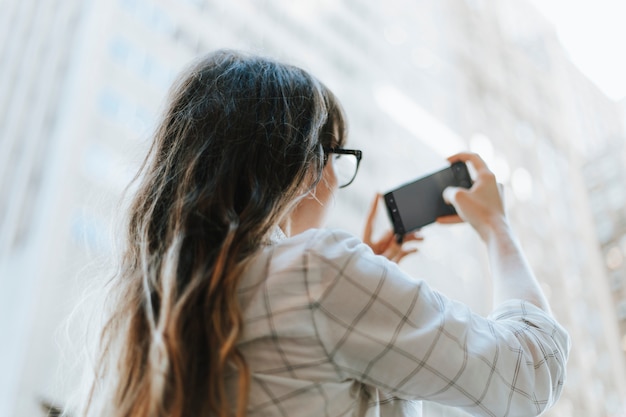 無料写真 アメリカ、ニューヨークの景色の写真を撮る女性