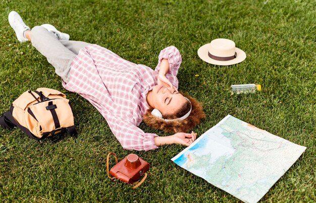 屋外旅行後の休憩を取って女性