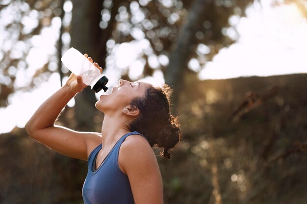 물을 마시기 위해 달리기에서 휴식을 취하는 여성