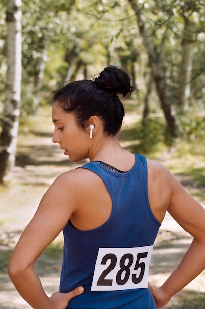 Foto gratuita donna che si prende una pausa dalla corsa