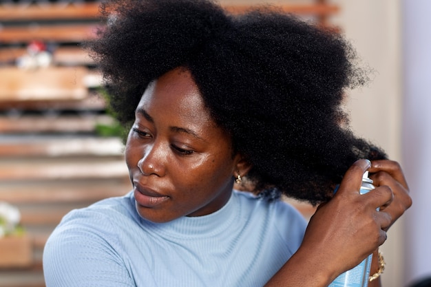 彼女のアフロヘアの世話をしている女性