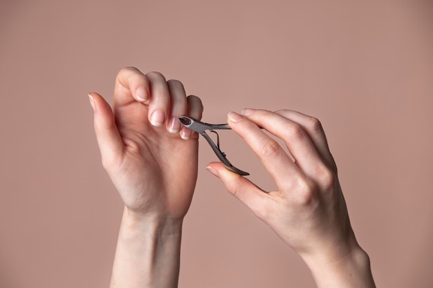 Foto gratuita donna che si prende cura delle sue unghie