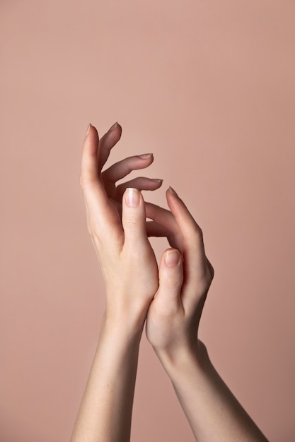Бесплатное фото Женщина, ухаживающая за ногтями
