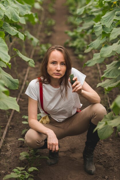 温室の植物の世話をする女性