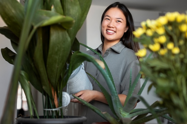 植物の世話をする女性