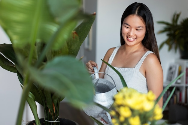 植物の世話をする女性