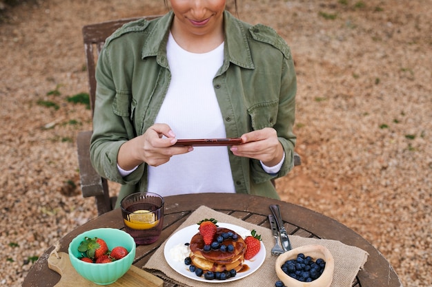 食べ物の写真を撮る女性