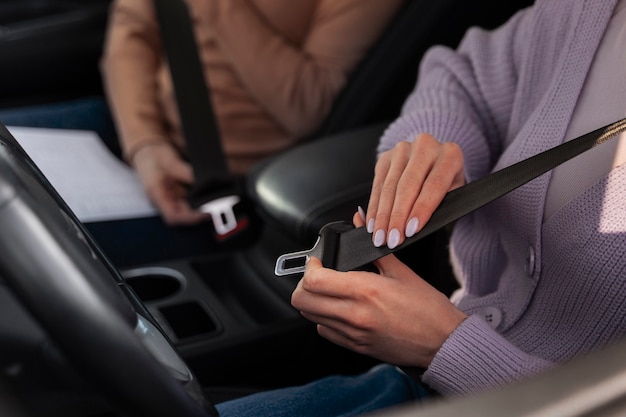 無料写真 車で運転免許試験を受ける女性