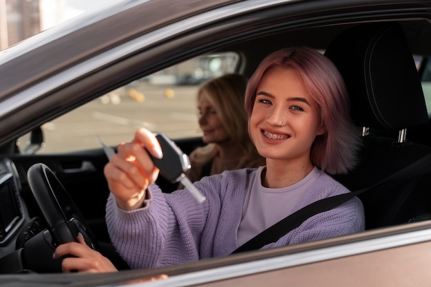 무료 사진 차량에서 그녀의 운전 면허 시험을 보는 여자