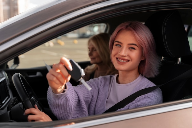 차량에서 그녀의 운전 면허 시험을 보는 여자