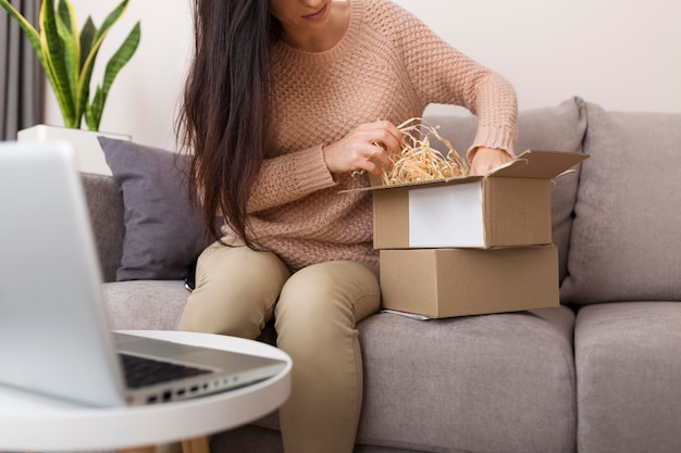 Foto gratuita donna che prende il suo nuovo acquisto da una scatola