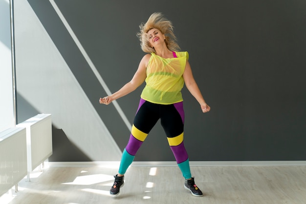 Donna che partecipa alla lezione di zumba