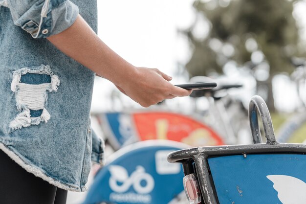 自転車の横で写真を撮る女性