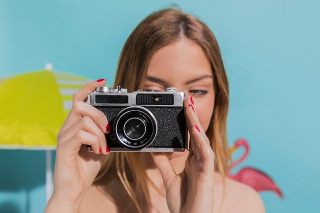 女性がカメラで写真を撮影