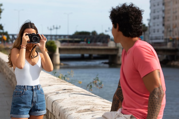 Foto gratuita donna che fa una foto al suo ragazzo