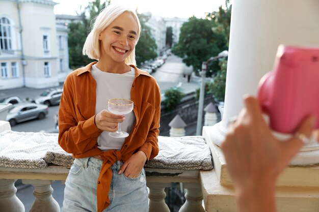 友達の写真を撮る女性