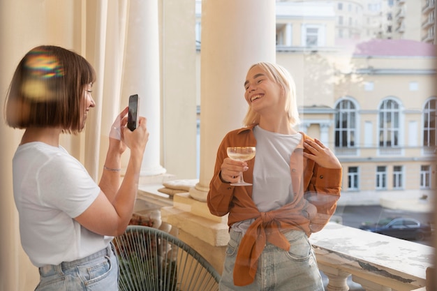 友達の写真を撮る女性