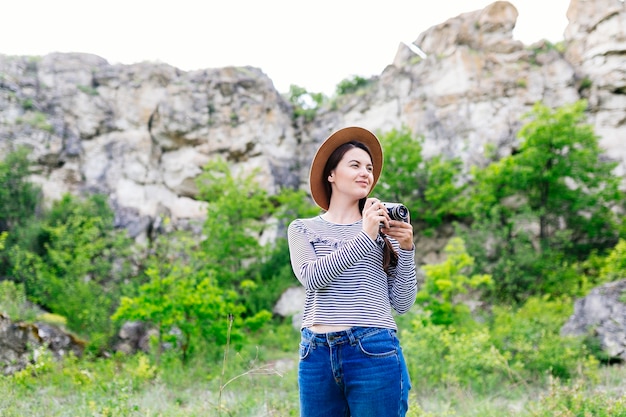 Foto gratuita donna che cattura foto in natura