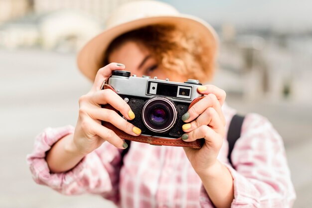 Женщина делает фото с камерой во время путешествия
