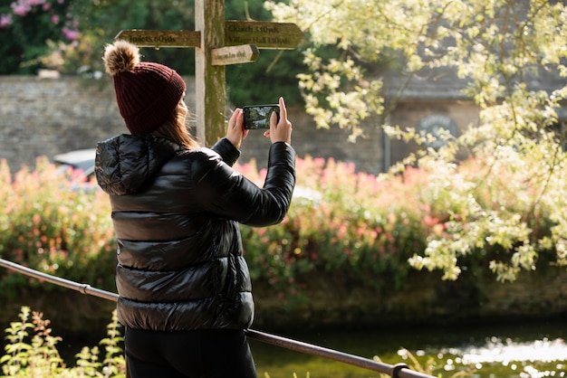 旅行中にスマートフォンで写真を撮る女性