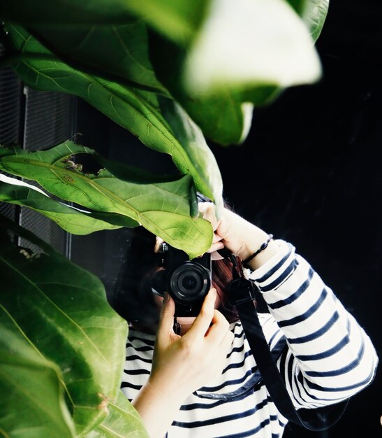 写真を撮る女性