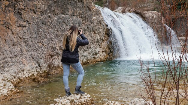 自然の写真を撮る女性