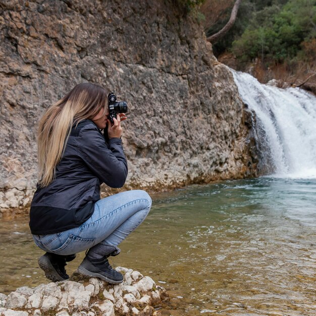 Женщина фотографирует природу