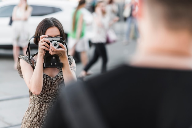 女性の写真を撮る男