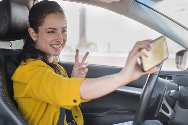 車の中でselfieを取る女性