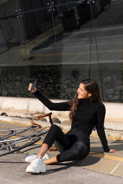 Donna che cattura un selfie accanto alla sua bici