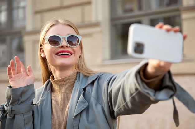 Foto gratuita donna che si fa selfie inquadratura media