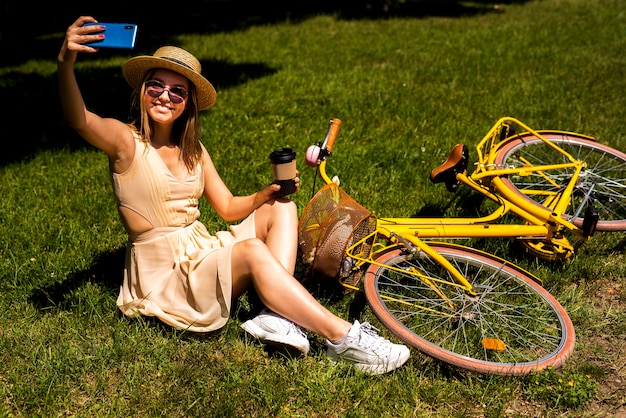 그녀의 자전거와 함께 selfie를 복용하는 여자