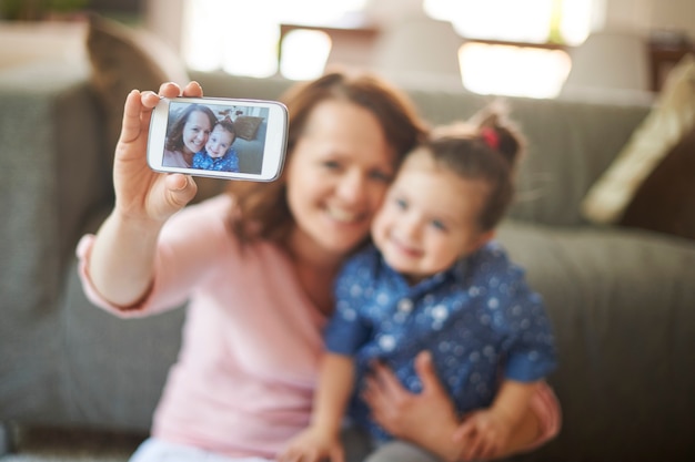 그녀의 딸과 함께 selfie를 복용하는 여자