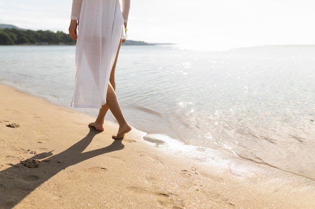 Donna che fa una passeggiata sulla spiaggia