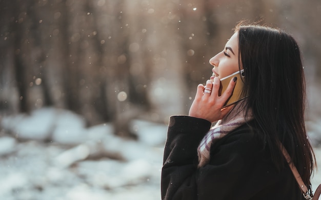 携帯電話で話している女性