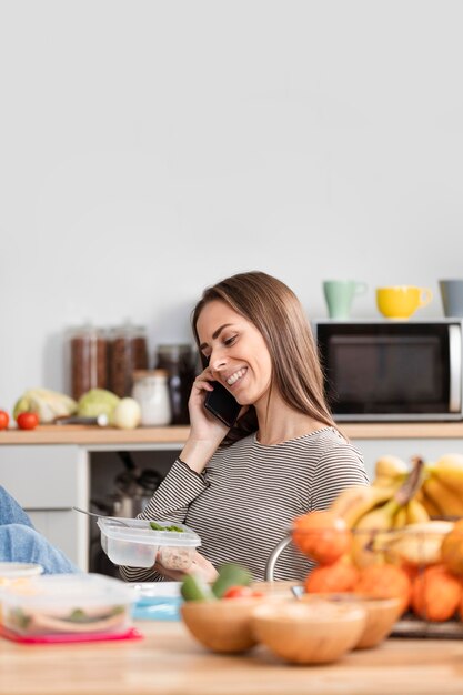 電話で話している女性と食べる