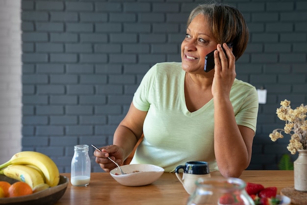 Foto gratuita donna che parla sul colpo medio del telefono