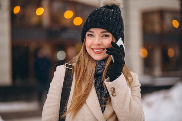 カフェの外の電話で話している女性