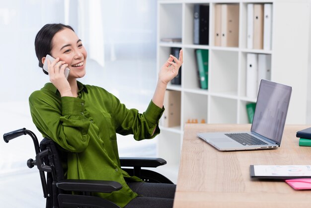 Foto gratuita donna parla al telefono