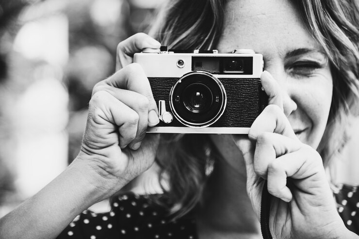 Бесплатный Фотография женщина разговаривает с камерой