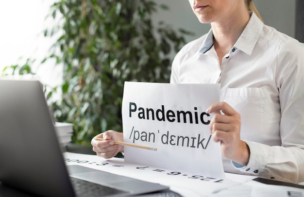 Foto gratuita donna che insegna ai suoi studenti la definizione di pandemia