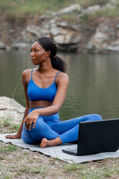 Free photo woman teaching her students yoga poses