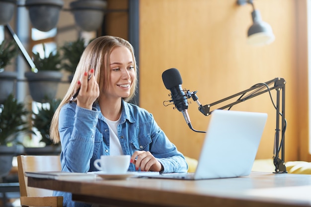 Foto gratuita donna che dice informazioni sul computer portatile nella trasmissione in diretta