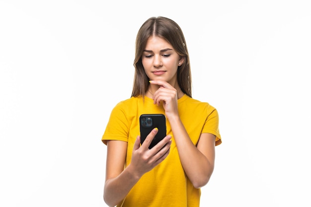 Женщина текстовых сообщений на своем мобильном телефоне - изолированные на белом