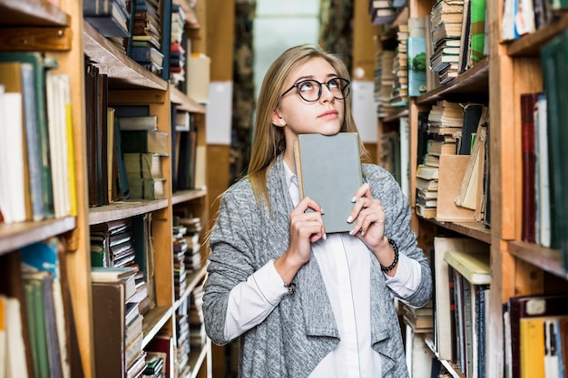 読書を考える女性