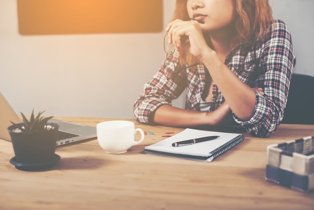 Foto gratuita donna che pensa al lavoro